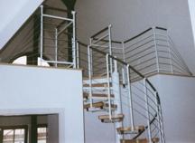 Treppe mit aufwendigem Treppengeländer